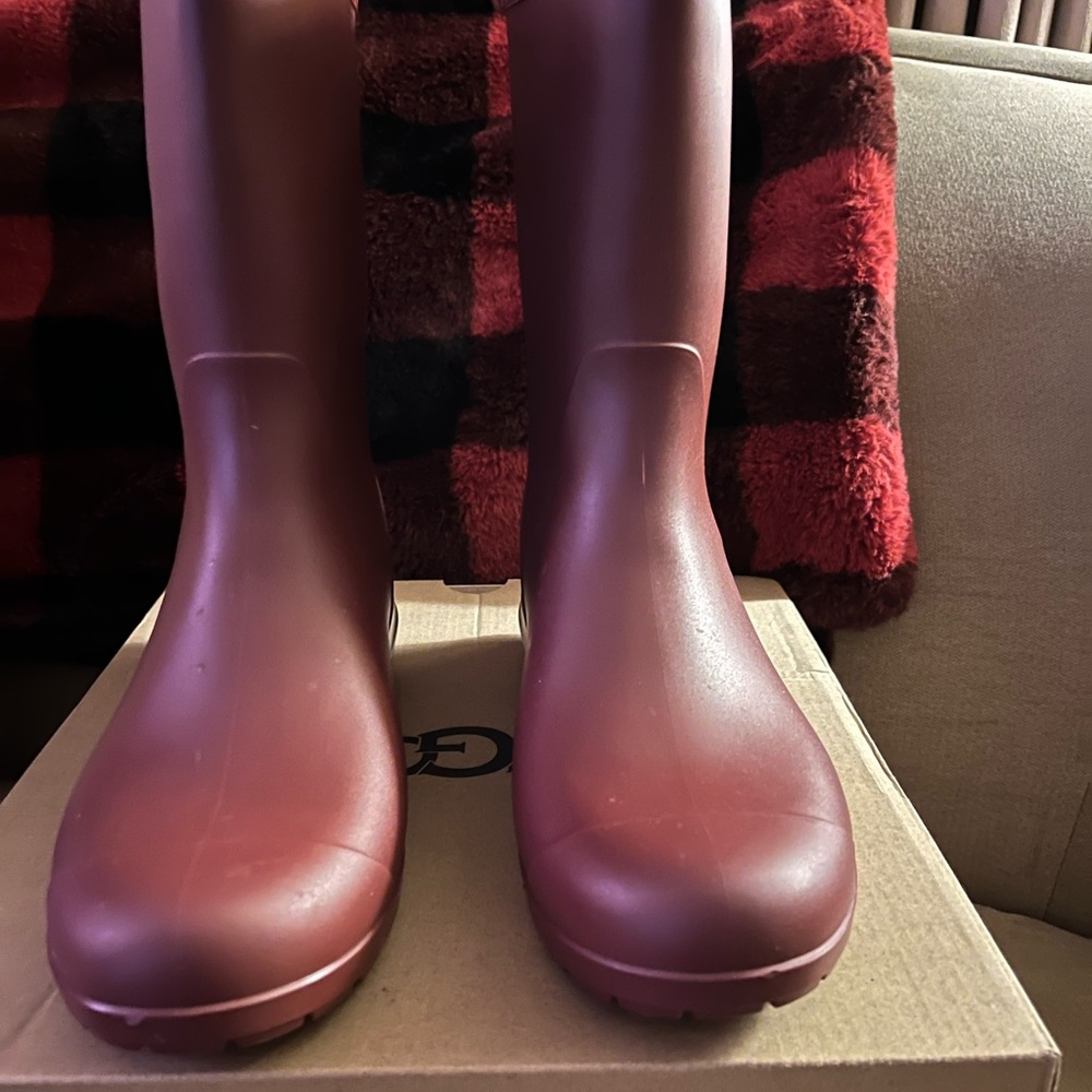 Uggs NIB Siena Matte Garnet color.